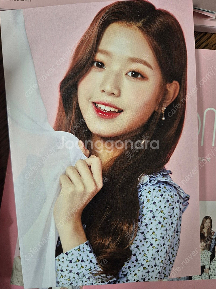 [아이즈원굿즈] 아이즈원 지마켓 포스트 카드북+포스터--1