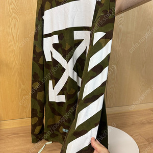 오프화이트 카모 애로우 맨투맨 싸게 팔아요