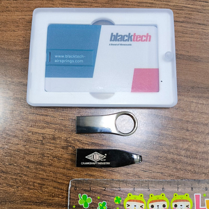 USB 메모리 3개 (32gb 1개, 16gb 2개)