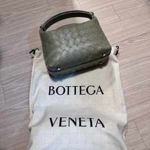 보테가베네타 미니월리스 트래버틴