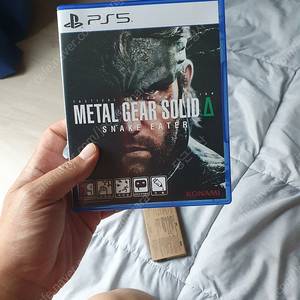 Ps5 메탈기어솔리드 스네이크 이터 초회판 판매 ( dlc미사용 특전핀뱃지 미개봉)
