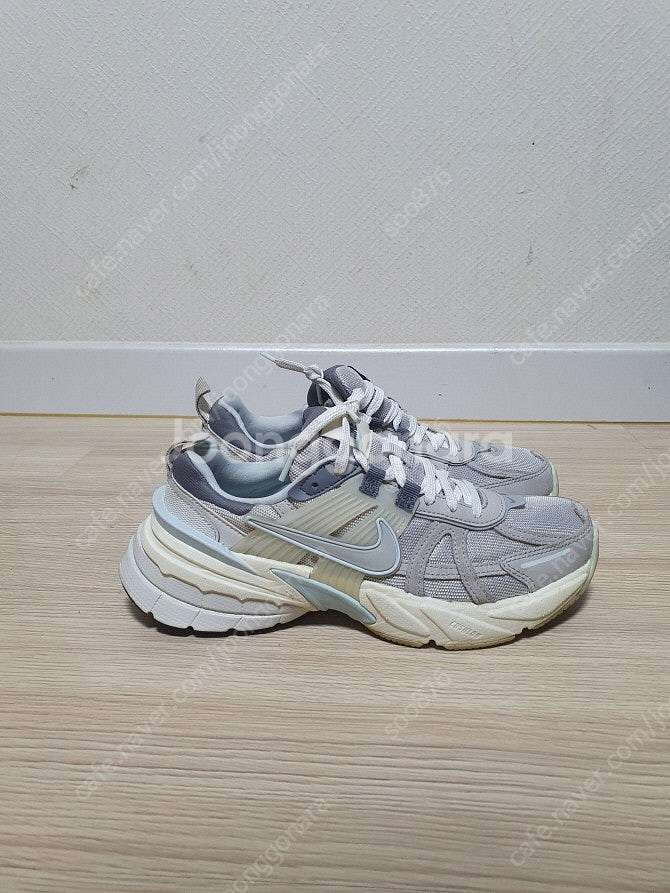 나이키 v2k 런 운동화 사이즈 240 판매해요--0