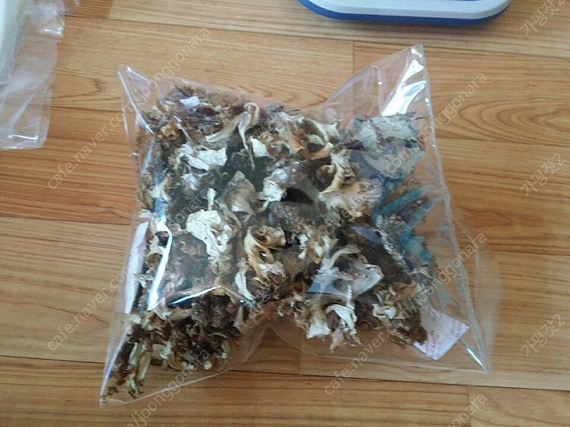 잘 건조된 자연산 꽃송이버섯 100g 입니다. 이미지