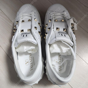 정품 발렌티노 락스터드 트레이너 스니커즈38.5(새상품)