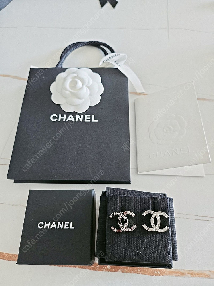 샤넬 CC로고 은장 귀걸이 판매 새상품--1