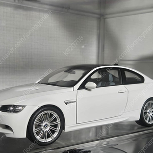 1:18 1/18 딜러버전 교쇼 E92 m3 화이트 다이캐스트 팝니다.