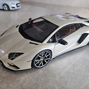 1:18 아벤타도르S, 테슬라 모델3