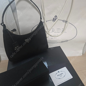 프라다 리에디션 호보백 (가죽핸들)