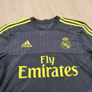 레알마드리즈 트레이닝 복 상의 반팔 105 사이즈 팝니다