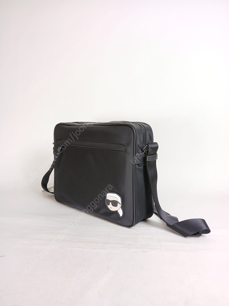 칼 라거펠트 아이코닉 검정 나일론 남성 메신저백 정품 칼 라거펠트 이미지