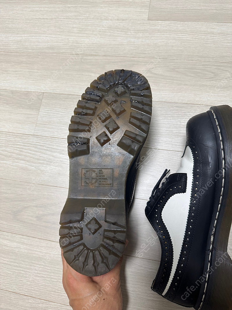 닥터마틴 미키마우스 윙팁 UK8 사이즈 판매합니다--4