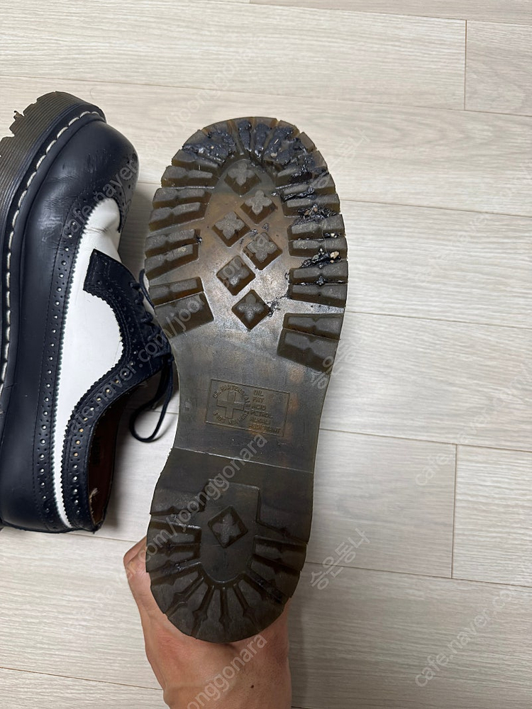 닥터마틴 미키마우스 윙팁 UK8 사이즈 판매합니다--5