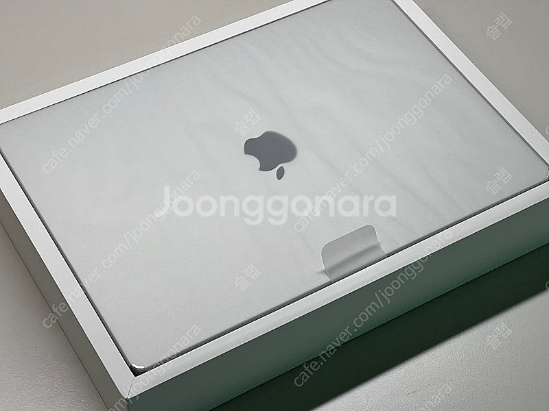 맥북프로 M4 Max CTO (16코어 CPU, 40코어 GPU), 64GB 램, 4TB SSD 실버 판매합니다.--1