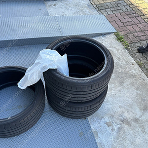 요코하마 어드반 스포츠 advan sport v107 타이어 275/35/19 2개, 285/30/20 2개.