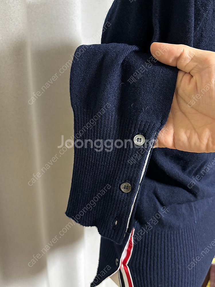 톰브라운 여성 사선 완장 라운드 캐시미어 가디건--3