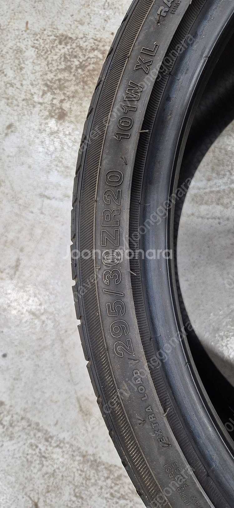 295 30 20 타이어 1짝팝니다--0