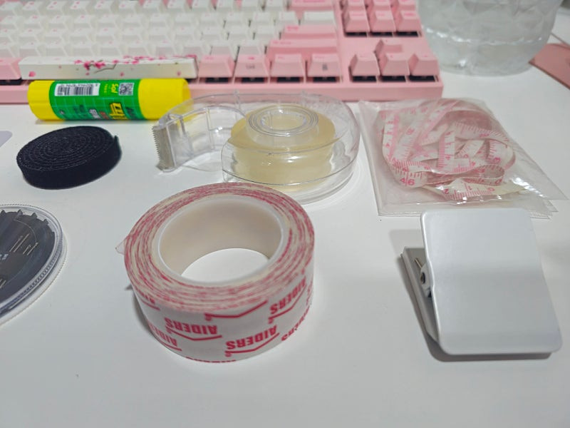 생활용품 일괄 (접착고리, 딱풀, 케이블타이, 바늘, 테이프, 줄자, 메모클립 등) 이미지