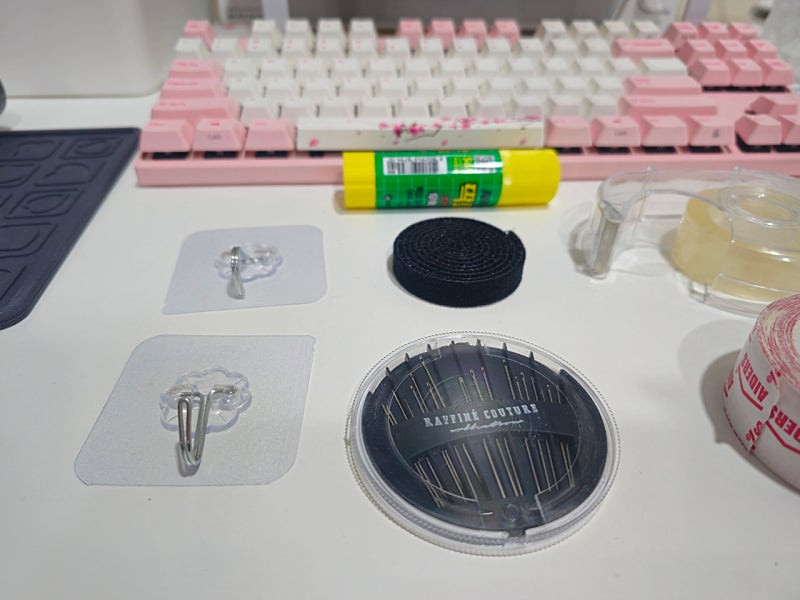 생활용품 일괄 (접착고리, 딱풀, 케이블타이, 바늘, 테이프, 줄자, 메모클립 등) 이미지