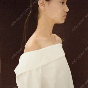 킨더살몬 오프숄더 블라우스 오프화이트