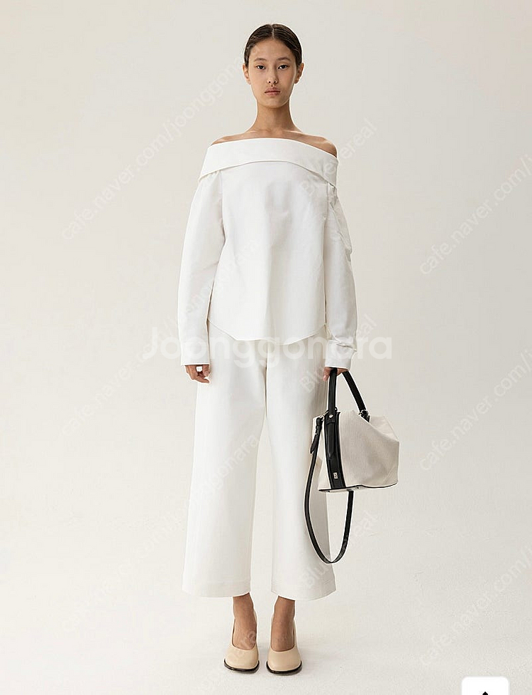 킨더살몬 오프숄더 블라우스 오프화이트--4