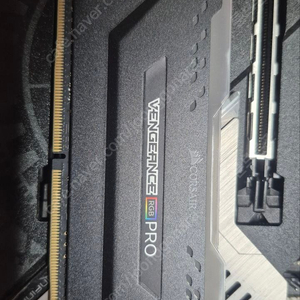 ddr4 커세어 벤전스 프로 rgb 8x4 32gb 판매합니다