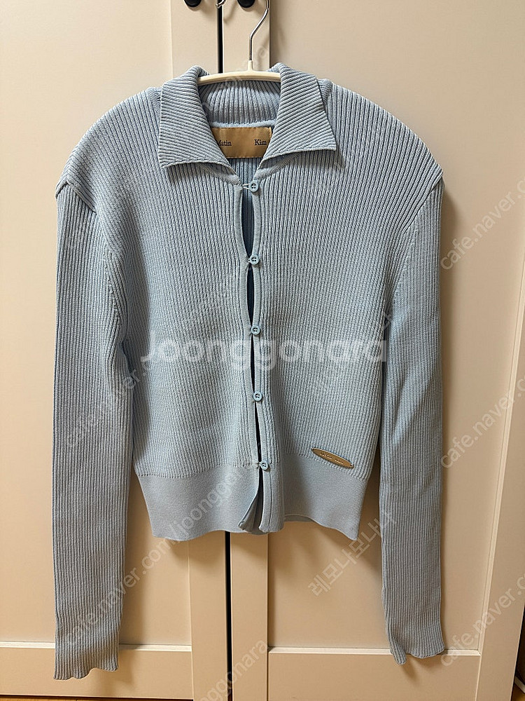 마뗑킴 AIRY BUTTON COLLAR CARDIGAN IN SKY--2