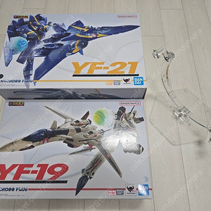 반다이 DX초합금 마크로스 플러스 YF-19, YF-21 판매합니다. + 아키스탠드 서비스 드림.