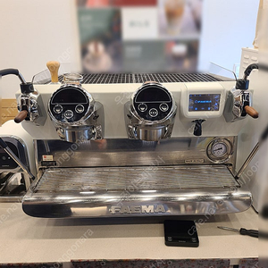FAEMA 에스프레소 머신 페마 훼마 e71 에센스 2그룹 커피머신 판매합니다. 화이트 콤팍 COMPAK E8 판매합니다.