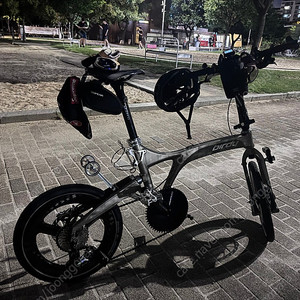 버디 스탠다드 3세대 무선구동(AXS Force), level ult stealth 레버/캘리퍼(4피스톤), 스페셜라이즈드 파워 콤프, 리디아 헤드셋, 카본 휠/싯포스트/핸들바 등