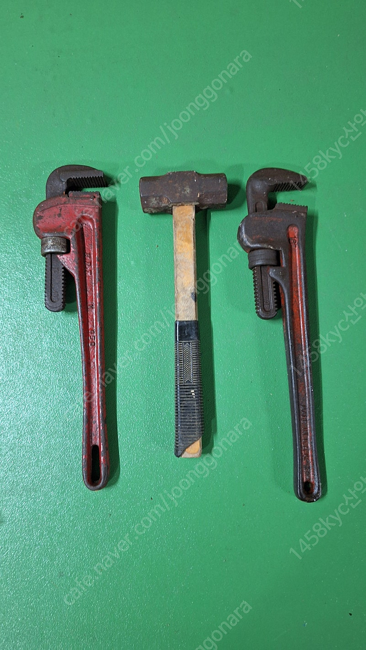 공구 중 망치 1개 파이프렌치 18" 2개 판매 합니다 전철 4호선 혜화역 주변분당선 야탑역 주변 직거레 택 착불 이미지