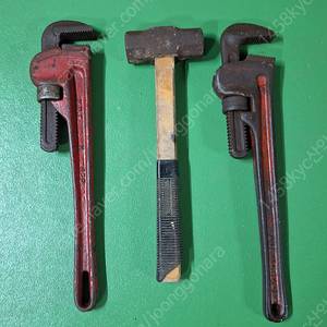 공구 중 망치 1개 파이프렌치 18" 2개 판매 합니다 전철 4호선 혜화역 주변분당선 야탑역 주변 직거레 택 착불