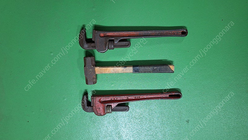 공구 중 망치 1개 파이프렌치 18" 2개 판매 합니다 전철 4호선 혜화역 주변분당선 야탑역 주변 직거레 택 착불 이미지