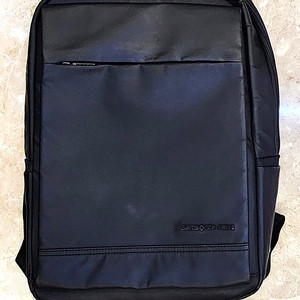 심플한 디자인의 검정색 샘소나이트 백팩