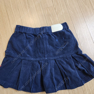 1. 아이스비스킷 골뎅치마 2. 사이즈 : 155 3. 가격 : 2만원(착불) 4. 아이가 몇번안입어서 깨끗 5. 속치마있어요