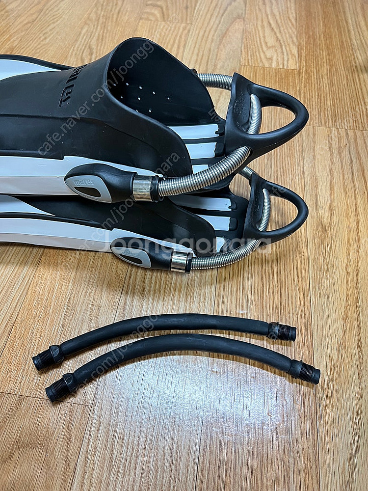 마레스 콰트로 플러스 핀 전용 스프링 스트랩 팝니다.--4