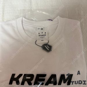 아이앱 스튜디오 화이트네이비 반팔티셔츠 판매 (XXL)