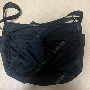 유니클로 멀티 포켓 숄더백