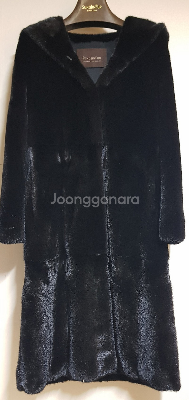 성진모피 블랙그라마 휘메일 풀후드 롱밍크코트--0