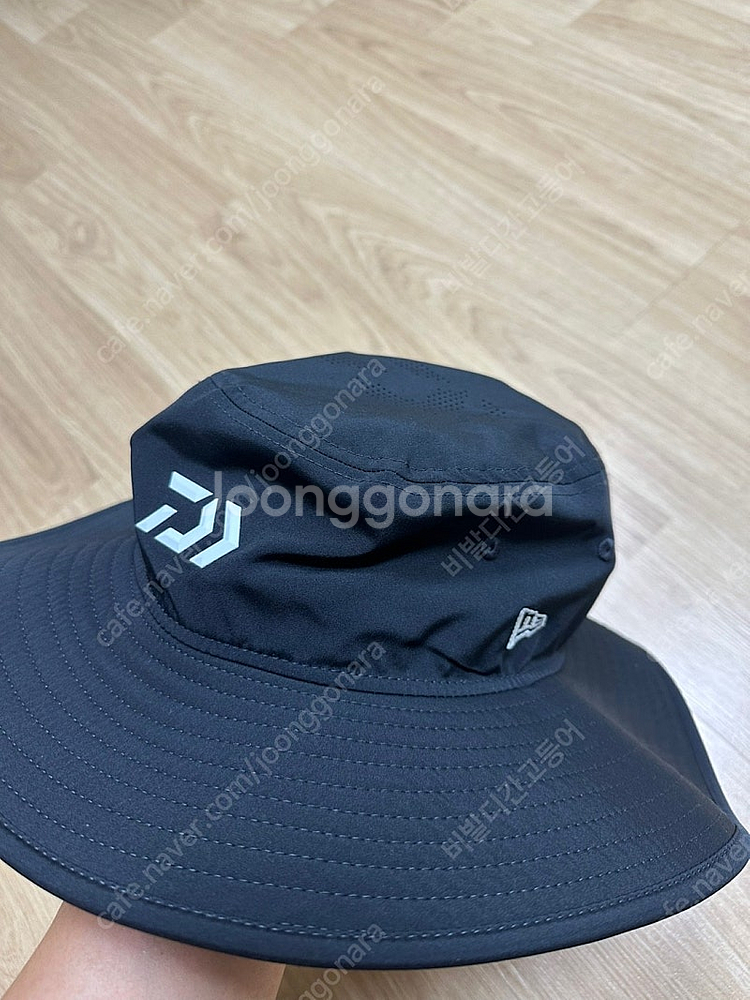 다이와 X 뉴에라 와이드챙 버킷햇(DC5004NK) L-XL 팝니다--1