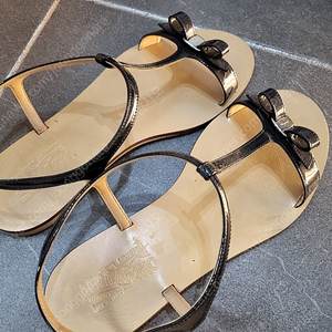 페라가모 리본 샌들 아델라 8.5 (약 250사이즈)