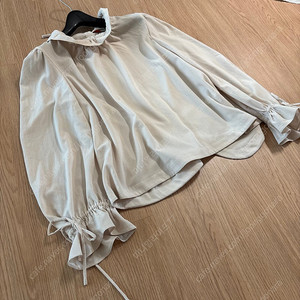 제평 베네띠 프릴 시어서커 벌룬 지지미 리본 블라우스 하객룩 출근룩 올드머니룩 타임마인랑방스타일