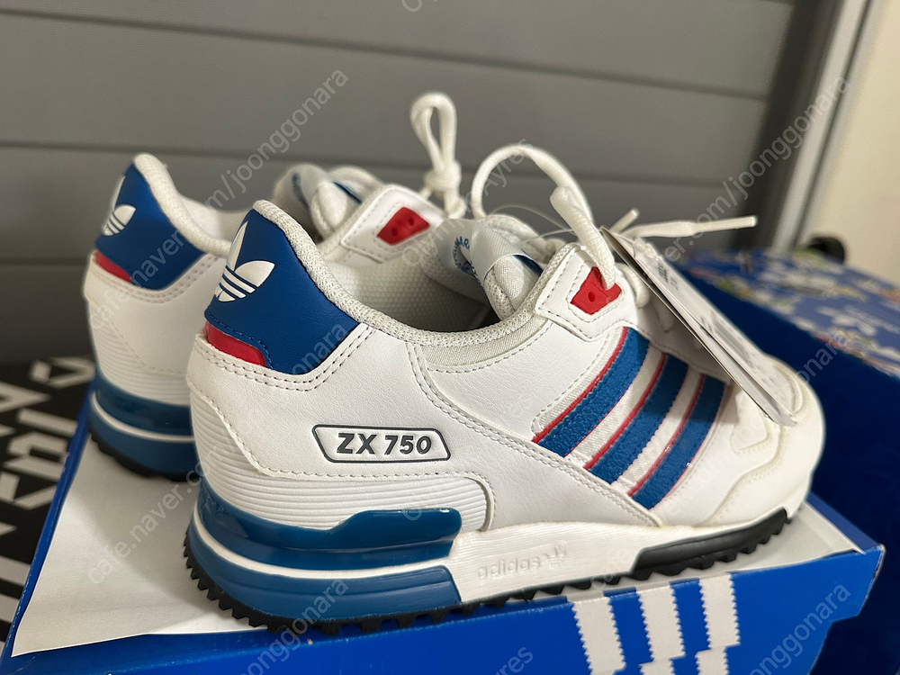신품 - 아디다스 코리아 정품 운동화 슈즈 ZX750 S76194 사이즈 250m 남녀공용 이미지