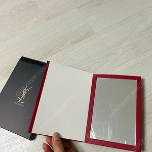새상품 입생로랑 거울 북미러 15000원!