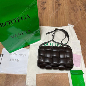 보테가베네타 패디드 카세트백 폰덴테