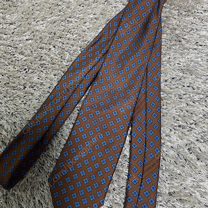 명품넥타이 개당 25,000원에 팔아요 지방시 ,던힐 , 베르사체 , 입생로랑