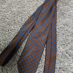 명품넥타이 개당 25,000원에 팔아요 지방시 ,던힐 , 베르사체 , 입생로랑