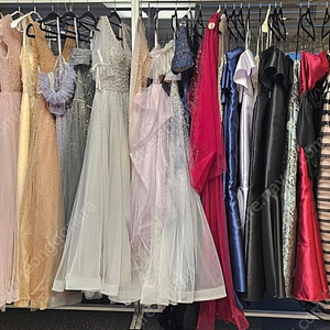 파티드레스 연주드레스 피로연드레스 2부드레스 셀프웨딩드레스 등 여러 드레스와 악세서리 일괄 처분합니다.