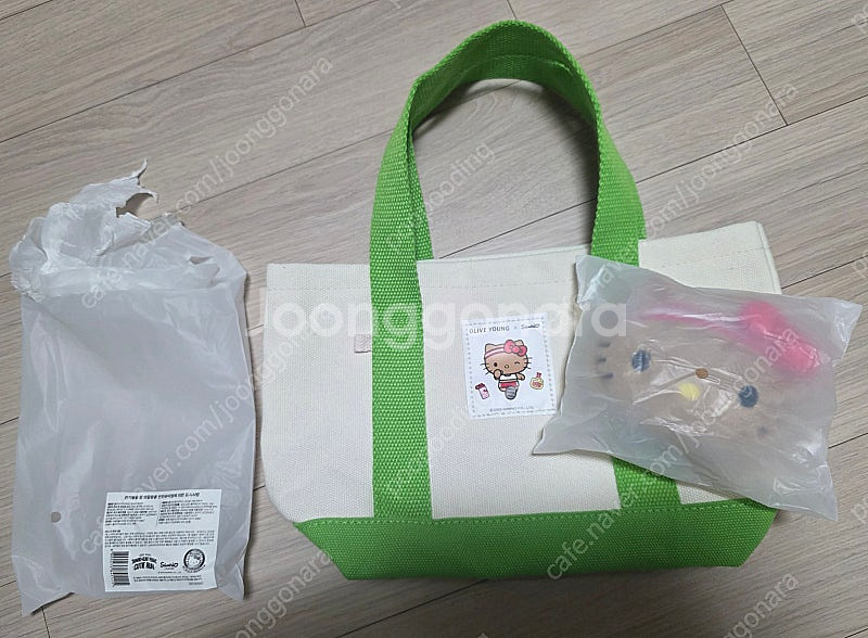 [새상품] 올리브영 산리오 토트백 + 키링 키티--0