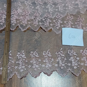 레이스 원단 및 리본 원단 들