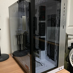 리안리 PC-O11D XL ROG 화이트 + 라이저킷 리안리 SF-Inf 120